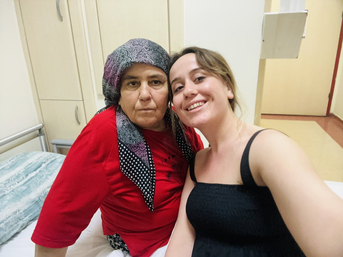 pllox_'s tweet photo. Annem
Sen ol sadece hiç kimse olmasa da olur. Birlikte hak ettiğimiz ve yaşayacağımız çok şey var.Seni sonsuz seviyorum. Merhametin,gücün, sevginin,iyiliğin  herşeyin vücut bulmuş hali sensin. Bundan daha kötü bir günümüz olmasın. Allah seni yanımdan ve hayatımdan eksik etmesin. https://t.co/EopIf0bZ8w
