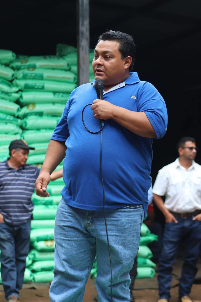 OrantesSerafin's tweet photo. #SomosGenteDeTrabajo 
💪🏻Hoy llevamos fertilizante a agricultores de Ashapuco, El Roble y La Coyotera 🌾 Reducimos costos, mejoramos cosechas y apoyamos a quienes alimentan al país.
#CompromisoConElCampo #TrabajoEnTerritorio #SerafínOrantes #CarlosMilla #RobertoRivas 🌱🇸🇻 https://t.co/gmFNWDxn3R