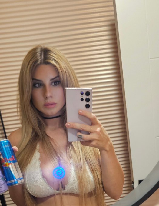 Watch Chloe Lamb's leaked NSFW photo on TwXstars