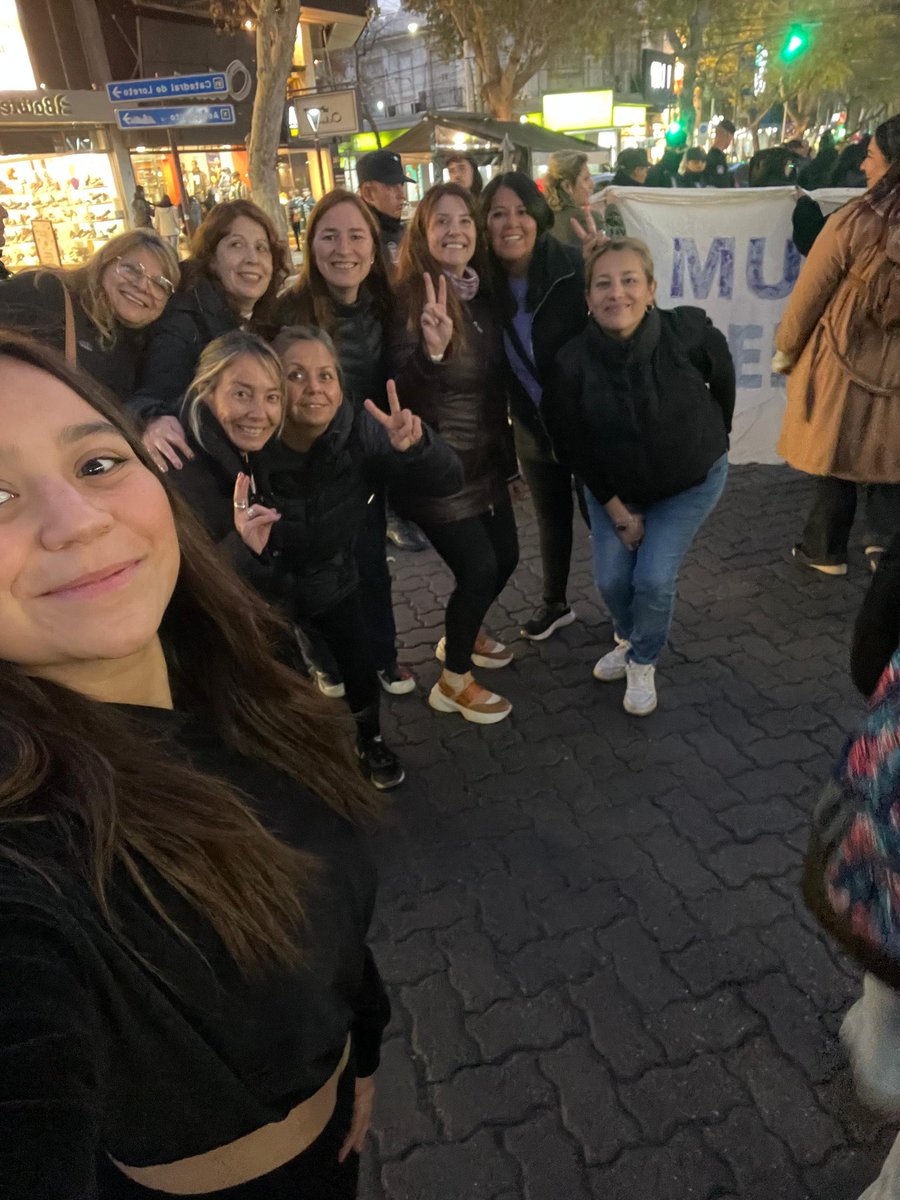 Un año más, una lucha que no se detiene.

Hoy marchamos por las calles de Mendoza junto a las compañeras del <a href="/PJ_Mza/">PJ Mendoza</a> levantando bien alto la voz de todas que decimos ¡Ni Una Menos!

Seguimos exigiendo una vida libre de violencias.
