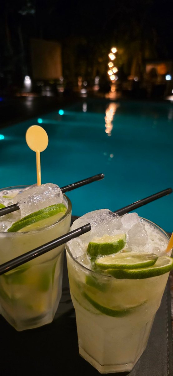 Cerca de Brasil HAY que tomar al menos una caipirinha. Es ley <a href="/maru2310/">JeSuisLaBlonde🇮🇱</a>