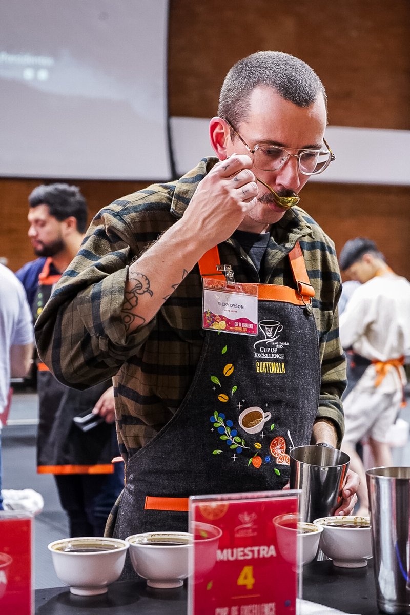 #CupOfExcellence | Del 2 al 5 de junio, el panel de 17 catadores internacionales junto al juez líder Ricky Dyson, están evaluando los 40 lotes que clasificaron a la Competencia Internacional del Programa Cup of Excellence Guatemala 2025 ☕🇬🇹

#CafédeGuatemala #GuatemalanCoffees