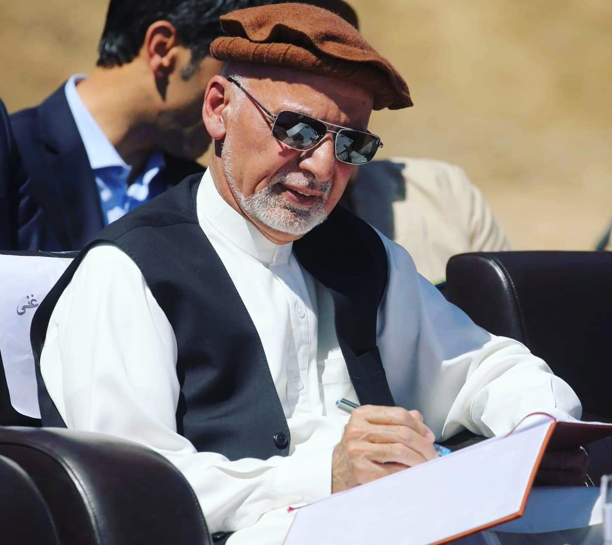 به حضور جناب عالی، محمد اشرف غنی،
با نهایت احترام و اخلاص، سالروز تولد و زندگی پُر ارج و بهای‌تان را شادباش می‌گویم.
هرچند امروز در آشیان دیگری اقامت گزیده‌اید، اما نام پرشکوه و همت والای شما در دل‌های ما جاویدان خواهد بود.
این روز فرخنده را به شما تبریک عرض می‌نمایم و از درگاه .