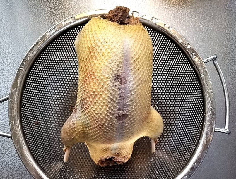 run_super's tweet photo. 有害鳥獣捕獲で獲れたカルガモ。

この時期なので脂はのっていないですが、肉の風味は落ちていないですね。 https://t.co/NgvmOCTjbL
