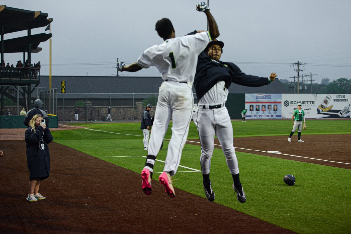 ChucksBaseball's tweet photo. BYE BYE BASEBALL 👋

@Christian_sj2 with a GRAND SLAM to tie the game!!💥💥

#BurrowDown | #WausauWoodchucks https://t.co/fYpRXnXQkb
