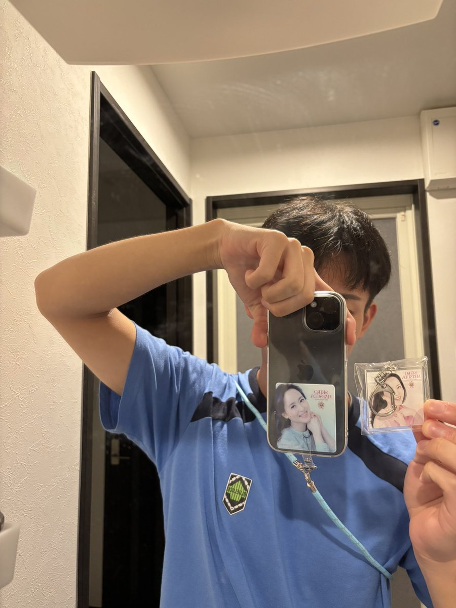 RYU200122's tweet photo. 最近はインスタばっかりでこちらのアカウントを放置しまくってたんだけど、ちゃんとGETしました〜！

楽天で購入したので特典はスマホショルダーとアクリルキーホルダー！

2枚目に関してはパジャマなんですけど、笑

コンサート初日行く方写真撮りましょーー！家族参戦します！

#松田聖子 https://t.co/YnsxTkkLNZ
