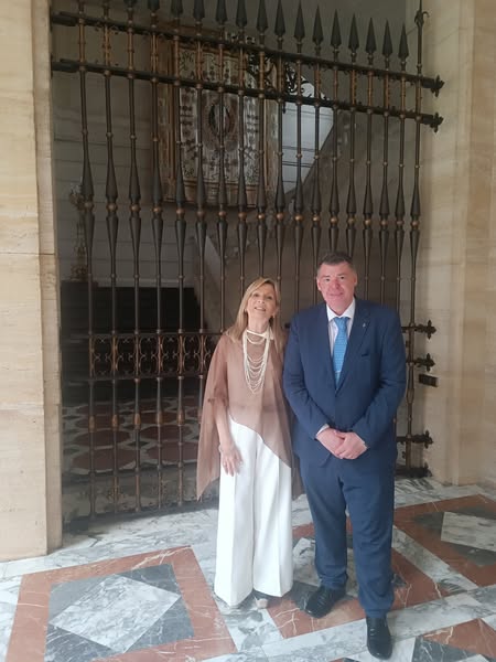 cmatain's tweet photo. #Pamplona (#Navarra), #UNAV. Ha sido un placer acompañar a Viviana Alegre en el homenaje por su jubilación, tras haber sido la coordinadora del #ProgramaSenior los últimos 20 años. ¡Muchas gracias, Viviana, por el trabajo bien hecho en estas dos décadas!  
#UniversidaddeNavarra https://t.co/2w3ogduYta