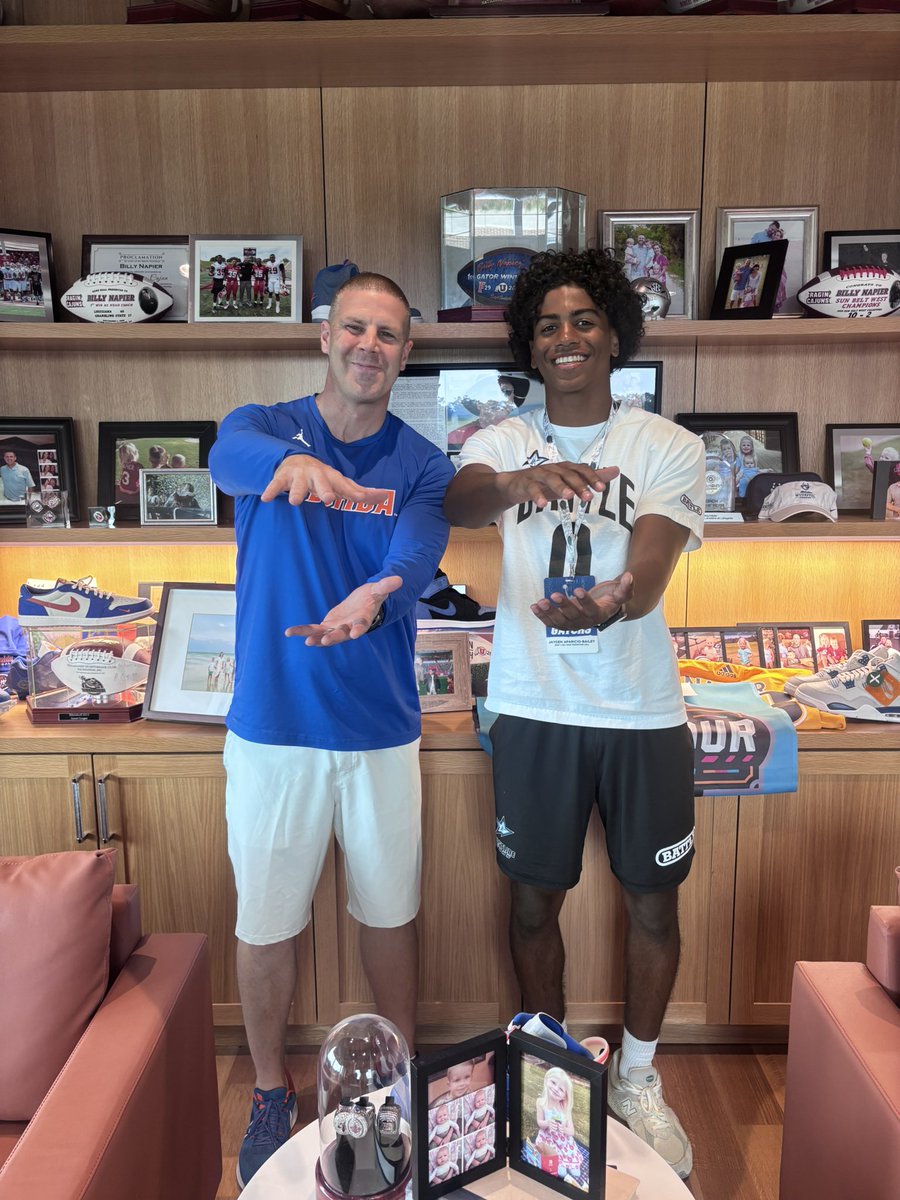 Jaayy3_'s tweet photo. Had an amazing couple of days in Gainesville!! 🐊🐊 #Gogators @coach_bnapier @CoachDWilson7 @vsunseri3 @CoachRonRoberts @samspiegs @ChadSimmons_ @TomLoy247 @adamgorney @mccomb_shane @FootballOMHS https://t.co/w4cC5IorlS