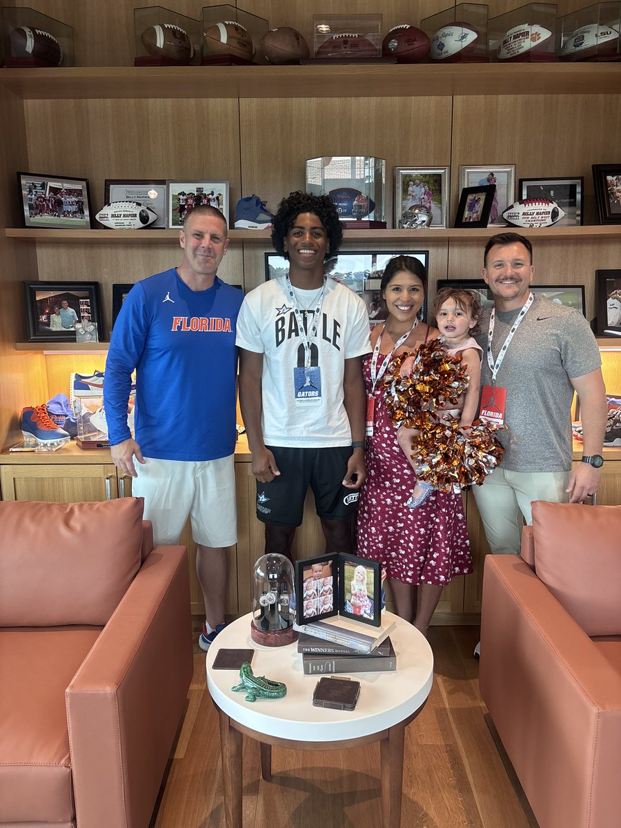 Jaayy3_'s tweet photo. Had an amazing couple of days in Gainesville!! 🐊🐊 #Gogators @coach_bnapier @CoachDWilson7 @vsunseri3 @CoachRonRoberts @samspiegs @ChadSimmons_ @TomLoy247 @adamgorney @mccomb_shane @FootballOMHS https://t.co/w4cC5IorlS