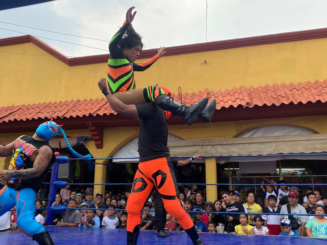 LaTijeraLucha's tweet photo. Dinámica y espectacular lucha en relevos australianos, donde #Vertical, #Diagonal y #BlackLaberinto caen ante #Davisha, #DinamicFly y #EdilBlack (quien sale en la primera caída por una fuerte lesión, aparente ruptura del radio de su brazo derecho, luego de una pasada)... https://t.co/jSsJ3l9BBm