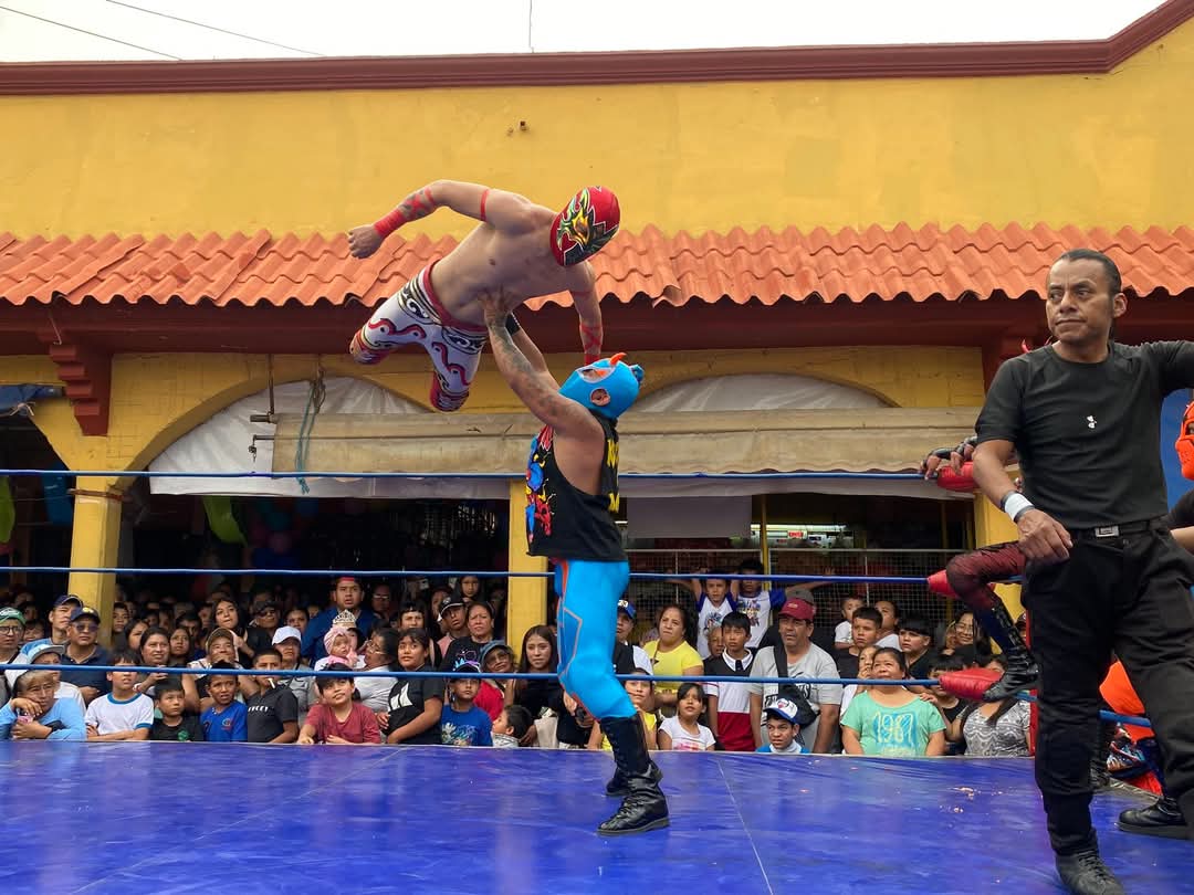 LaTijeraLucha's tweet photo. Dinámica y espectacular lucha en relevos australianos, donde #Vertical, #Diagonal y #BlackLaberinto caen ante #Davisha, #DinamicFly y #EdilBlack (quien sale en la primera caída por una fuerte lesión, aparente ruptura del radio de su brazo derecho, luego de una pasada)... https://t.co/jSsJ3l9BBm