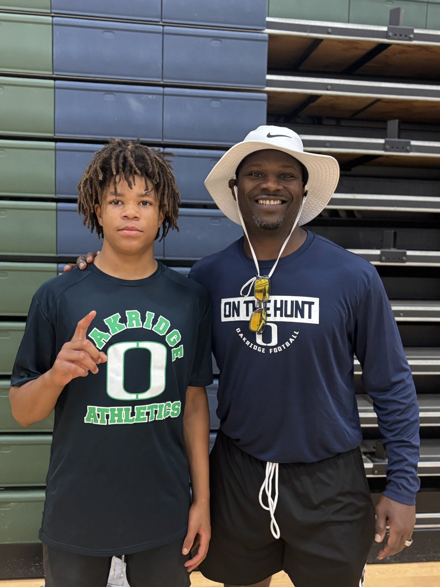 djLandor2pointO's tweet image. My new running back coach @NFL @nflnetwork @LT_21 @OakOwlsSports @coachflowersfb @TXPrivateFBGuy @TXTopTalent @TXTPShow @TXMSSports @txfblife @PrepRedzoneTX @CSAPrepStar @PrepRedzoneNext @Prep1Athletes @PlayBookAthlete @UANextFootball @RonMurrayJr @RussHeidiSLC @Ericso1is…