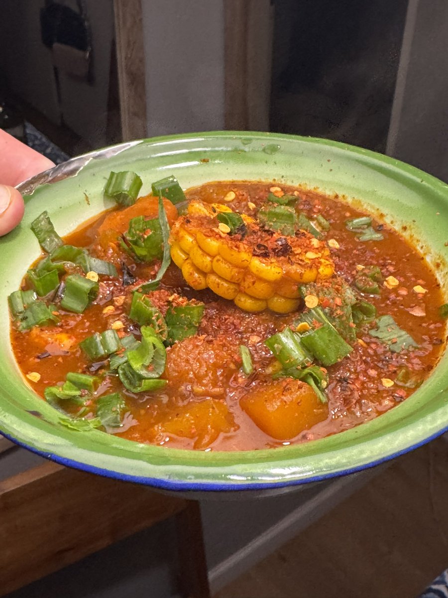 Me dicen “El Guiso” y esta es la receta de mi guiso favorito, Carbonada, en realidad es una receta familiar donde yo me permito algunas libertades poéticas, vamos con un hilo paso a paso bien detallado así la pueden hacer en sus casas.