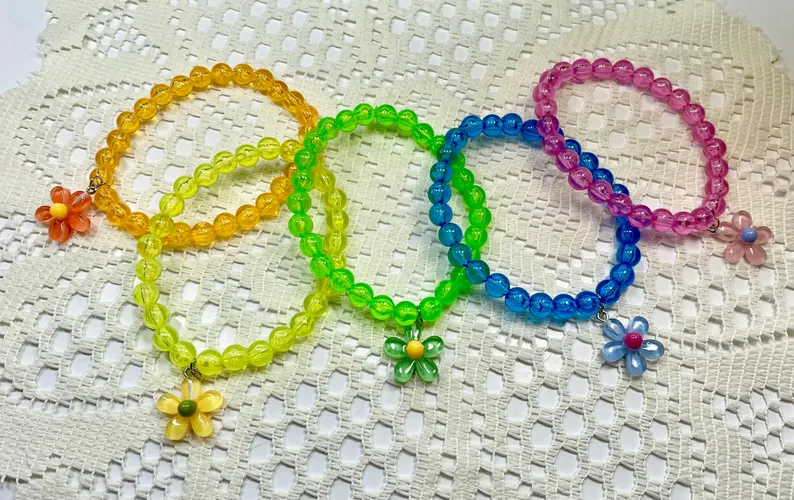 Shannon57090771's tweet image. Beaded Bracelet, Acrylic Bracelet, Handmade Bracelet, Glow in the Dark Bracelet, Floral Bracelet, Assorted Colors etsy.me/458bF8b via @Etsy #beadedbracelet #friendshipbracelet #stackablebracelet #tradingbracelet #handmadebracelet