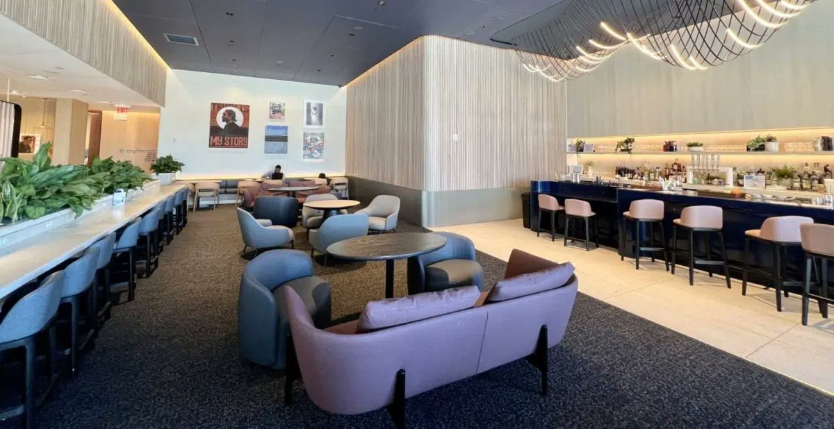 Capital One Venture X to cut lounge benefits in Feb 2026:

❌ Additional cardholders lose free access ($125/yr to restore) 
❌ $35 Priority Pass guest fees
❌ New child fees at CO lounges

Primary cardholders keep access but major devaluation 📉

joinkudos.com/blog/major-cha…