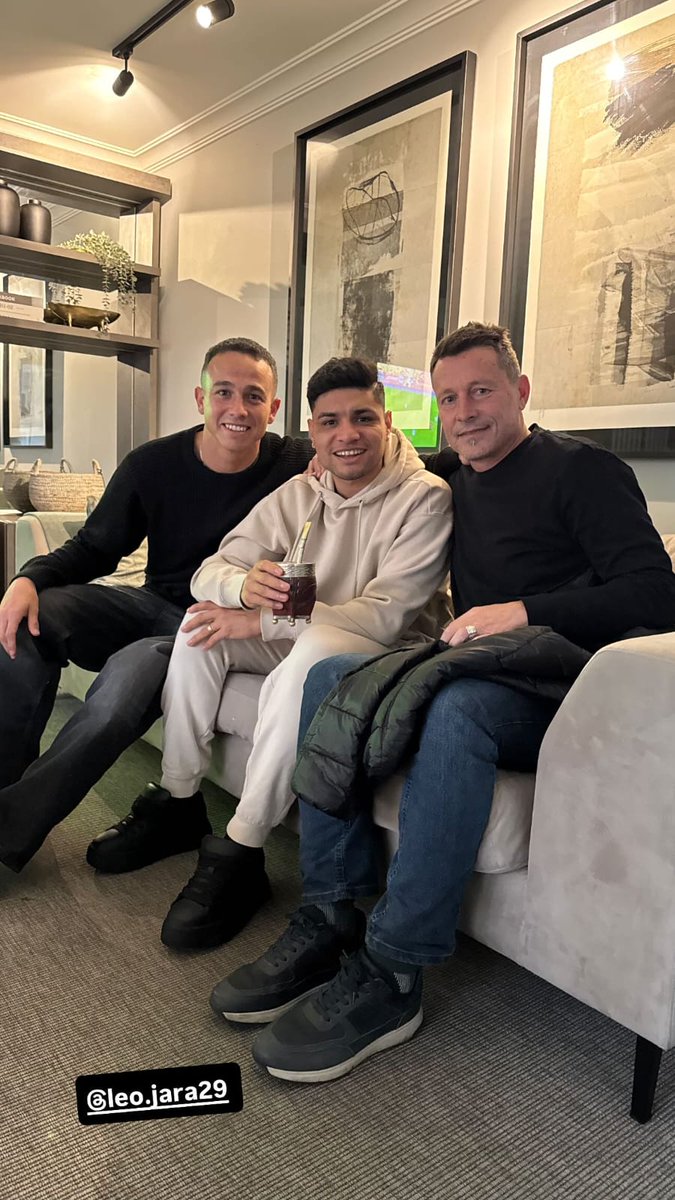 elshowdevelez's tweet photo. #Juntos en 🇨🇱 Claudio #Aquino, #Jara 📸 y #Bassedas 🤍💙
🤔
#Velez #VelezSarsfield #Consamgreazulyblanca #ElShowdevelez https://t.co/lD4DedN37Q