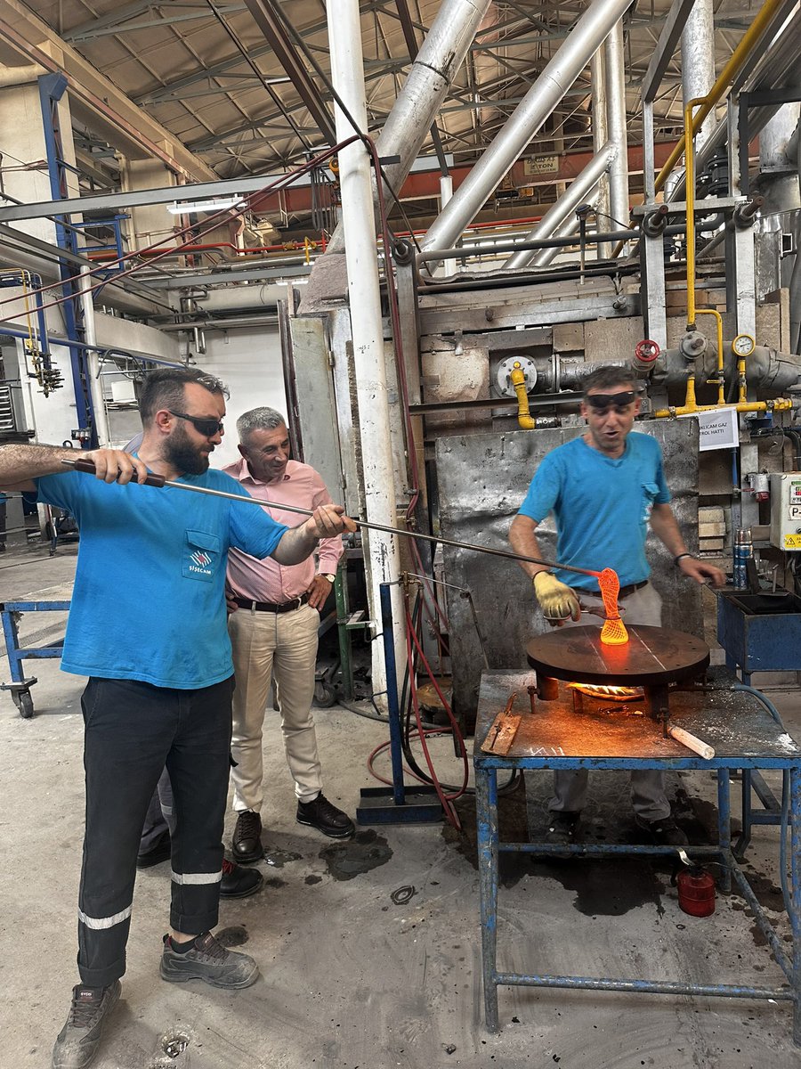 CoskunIcoskunfb's tweet photo. Kristal-İş Sendikası İzmir Şubemize bağlı olan Denizli Bölgemiz'de faaliyet gösteren ŞİŞECAM DENİZLİ FAB.  İşyerinde çalışan arkadaşlarımızı ziyaret ettik yaklaşan Kurban Bayramlarını’nı kutladık. 
#kristalişsendikası
#kristalişizmirşube https://t.co/V4Bc4lLLhG