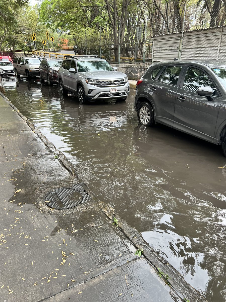 Palajos's tweet photo. @AtencionSacmex @AlcaldiaMHmx su apoyo para realizar desazolve sobre lateral de ejército nacional esquina con Mariano Escobedo atrás de la escuela Rafael Dondé Preciat. https://t.co/LE92WFC19T