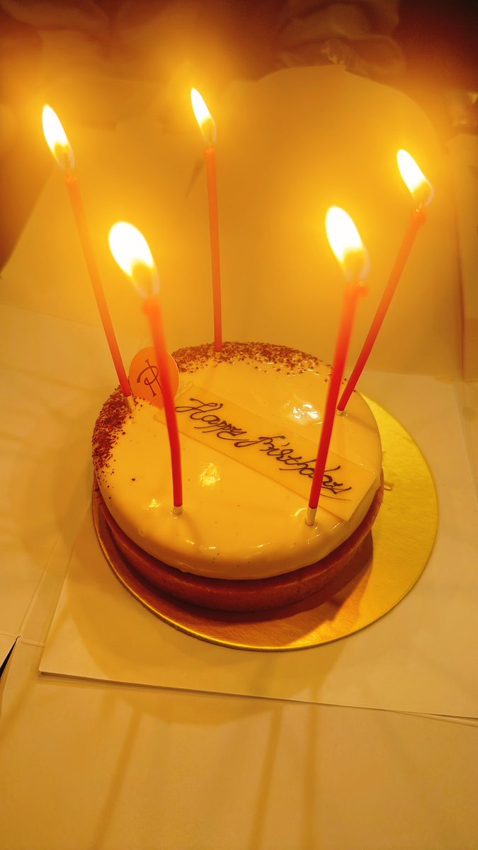 おはようございます- ̗̀ ☺︎ ̖́-
先日取締役のお誕生日を第一営業部のみんなでお祝いしたそうです🎂💐
ケーキがとっても美味しかったと喜んでました✨
改めておめでとうございます㊗️🎊