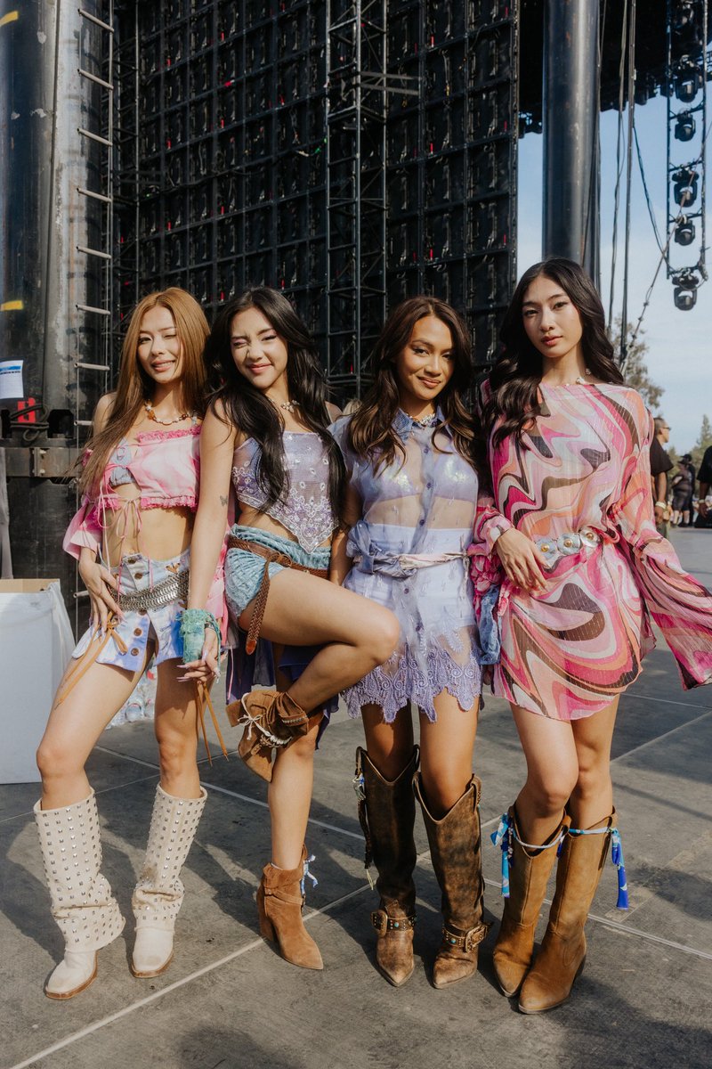 starfess's tweet image. No na ini line berapa aja guys? Di internet cuma ada kelahiran baila doang. Terus mereka ada variety shownya gitu nggak? -star