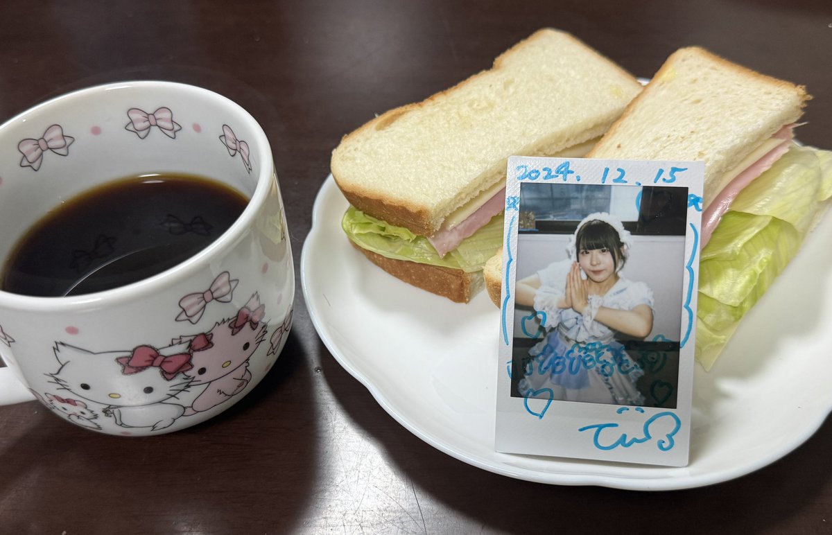 今日の朝ごはんは？🐷

今日もシャキシャキレタスとベーコンのサンドイッチ🥪をいただきま〜す🐷
昨日よりレタス多めです🥬

昨日から配信やポストが賑やかになって、とっても楽しいぞ〜✌️😆
はくchu♡む(<a href="/haku_chu_m/">はくchu♡む</a> )最高やね✌️🐷
てんてんと一緒に🩵🐷

#チェキ飯 #てんてん100てんチェキ