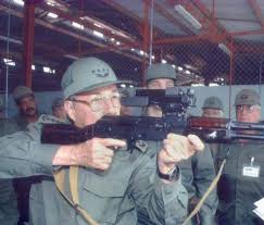 94 años con el pie en el estribo y listo para empuñar las armas si fuera necesario.
#RaúlEsRaúl #Cuba