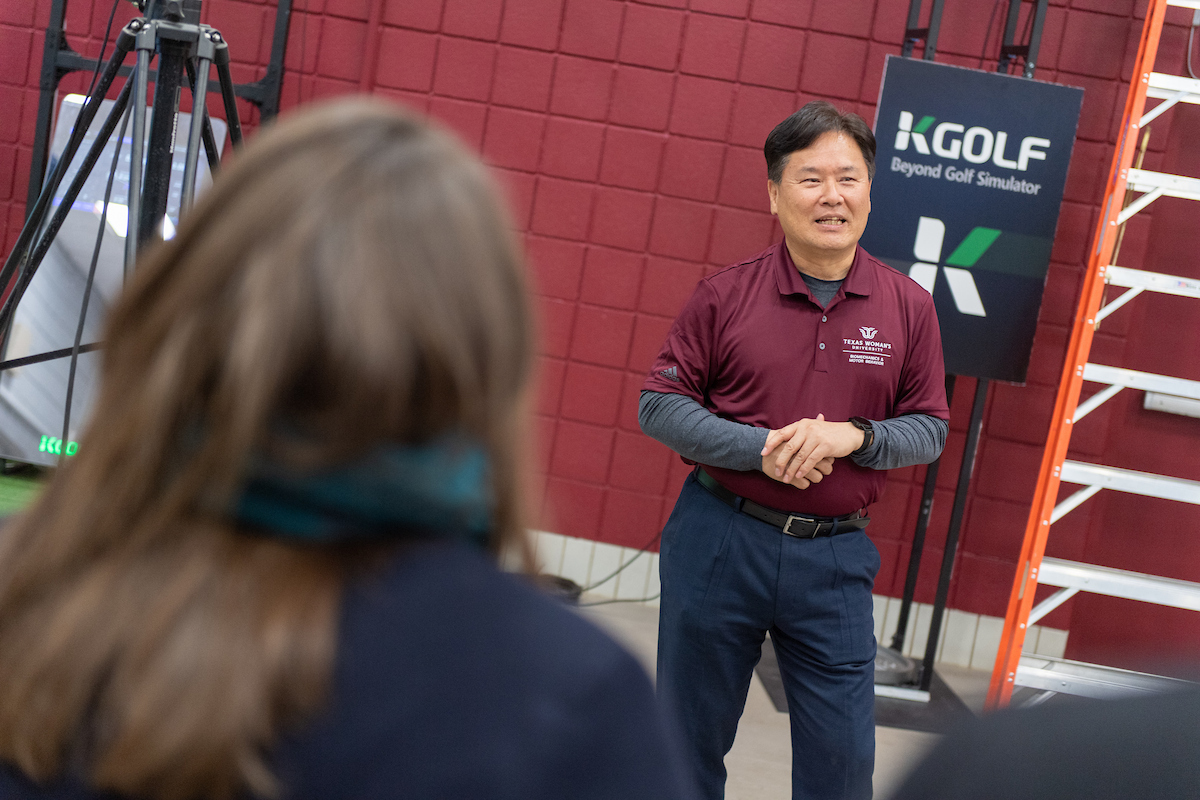 Dr. Young Hoo Kwon is helping golfers rethink their swing—using science. From PGA pros to beginners, his work at TWU’s Biomechanics Lab is changing the game.🏌️‍♂️📊 

See how he’s blending research and motion analysis to improve performance: bit.ly/4mLO17E