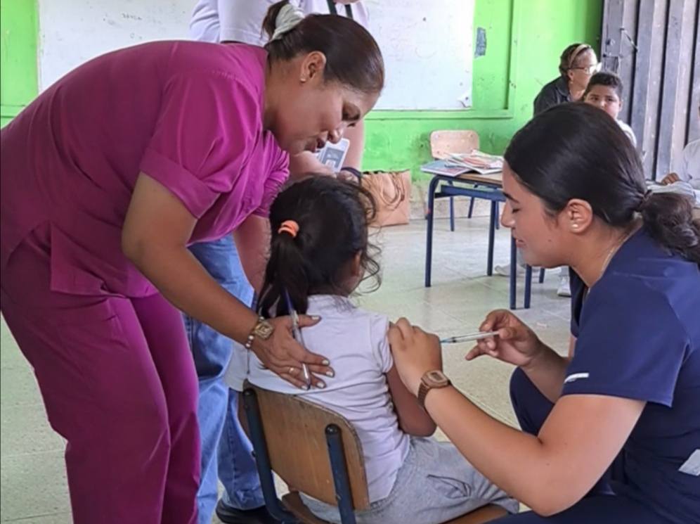 alcaldiabbhy's tweet image. Junto a @Salud_Ec, realizamos una jornada de vacunación en los sectores: Isabel María, La Fortuna y La Primavera en #Pimocha, garantizando que estudiantes de 5, 9 y 11 años reciban sus dosis de protección ante enfermedades como la #Tosferina.

#AccionesQueTransformanBabahoyo