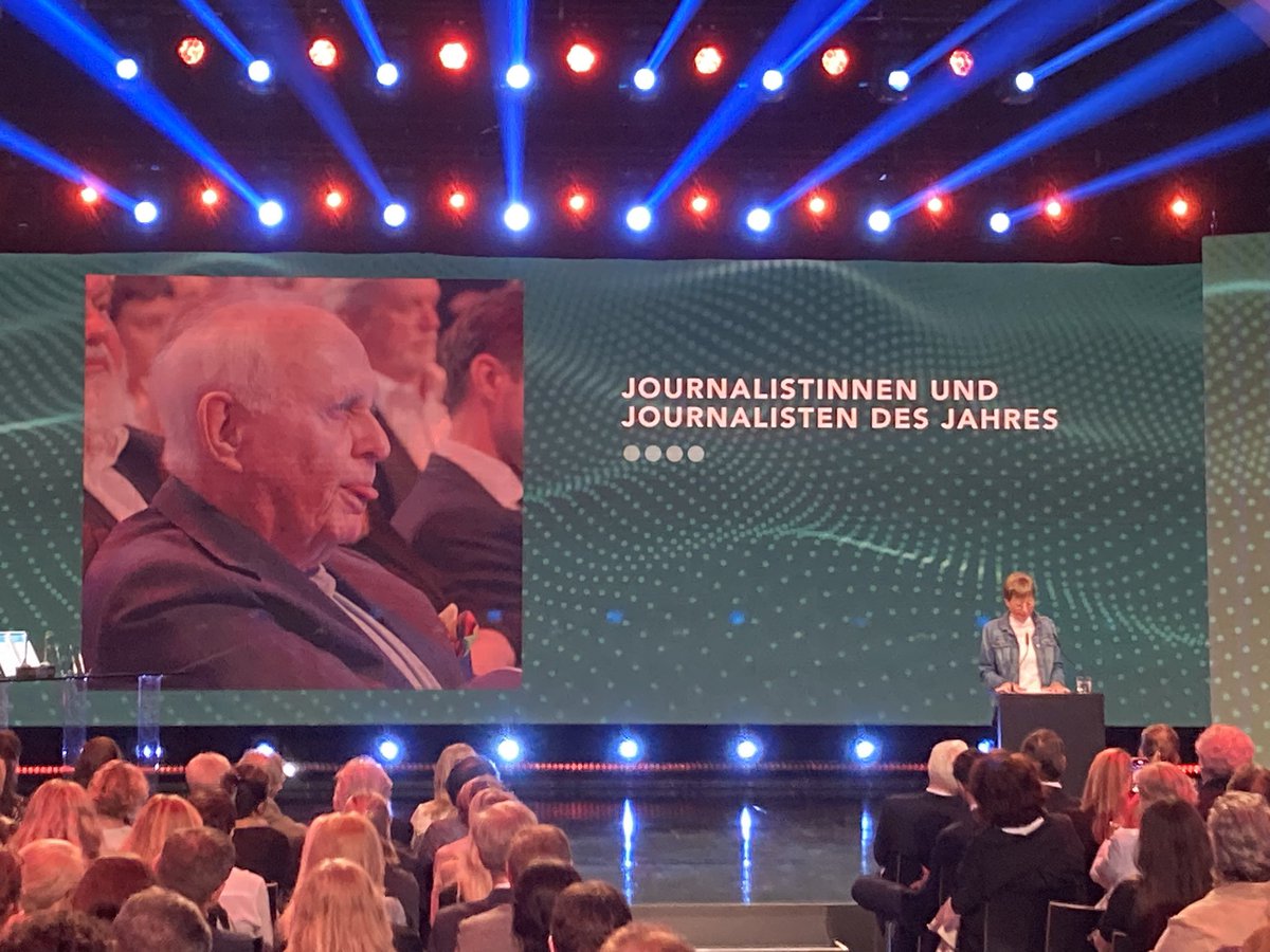 KHKindler's tweet image. annemarie #moser #pröll, 🇦🇹 sportlerin des jahrhunderts, mit sehr persönlicher laudatio für sportreporter legende michael #kuhn, der bei der verleihung „journalistinnen &amp;amp; journalisten des jahres“ von @_journalistIn_ für sein lebenswerk ausgezeichnet wurde 👏

@krone_at | @ORF
