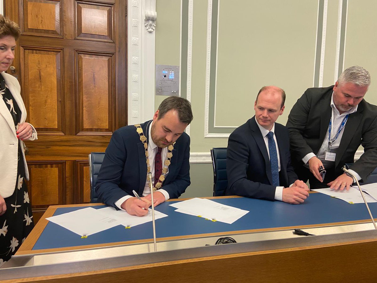 Great to get the Queens Parade legal agreement signed. Thanks to all involved. Now for construction &amp; the regeneration of Bangor.