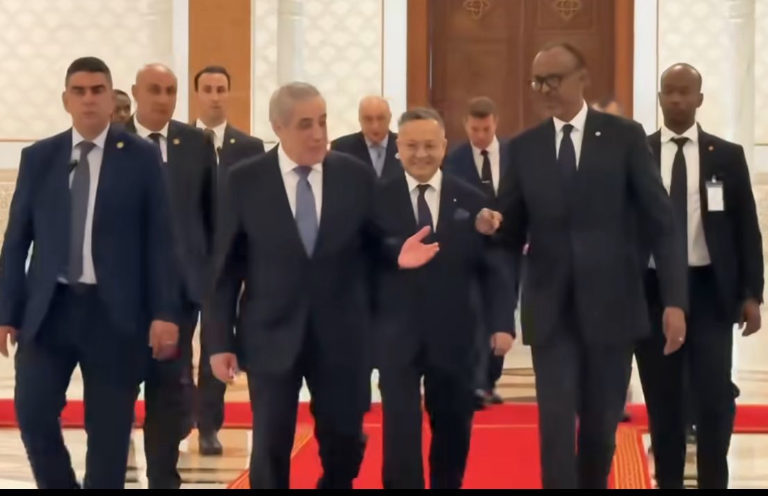 🔴 رئيس جمهورية رواندا يغادر الجزائر عقب زيارته  الرسمية
🔳غادر رئيس جمهورية رواندا السيد بول كاغامي الجزائر، عقب الزيارة  الرسمية التي قام بها إلى بلادنا. وكان في توديعه بأرضية مطار هواري بومدين الدولي، الوزير الأول نذير العرباوي، مرفوقا بوزير الدولة وزير الشؤون الخارجية