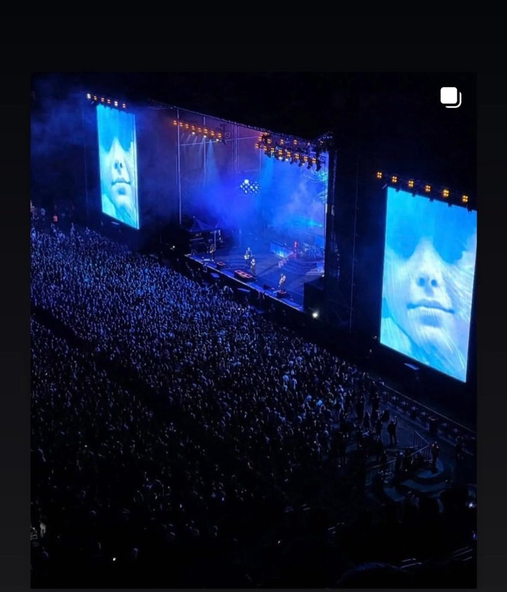 Bu şerefsiz aşağılık pisliklerin ne yaptığının farkında mı acaba herkes? Hukukçular farkında mı neler olduğunun? Bu ülke için ne kadar utanç verici bir durum şu güzelliğin resminin o panoda ne işi var? O çocuk o konserde anılmamalıydı coşmalıydı lanet olsun #MattiaAhmetMinguzzi