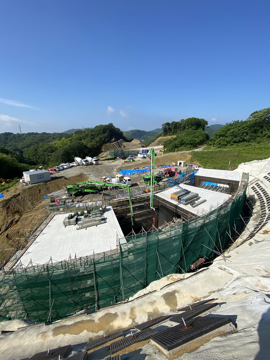 本日は4ブロック目の底版コンクリート打設してます。
昨日打設予定でしたが雨天により順延しました。

本日は気温も真夏日近くまで上がる予報なので熱中症対策を万全にして施工中🥵

本日もご安全に🦺⛑️