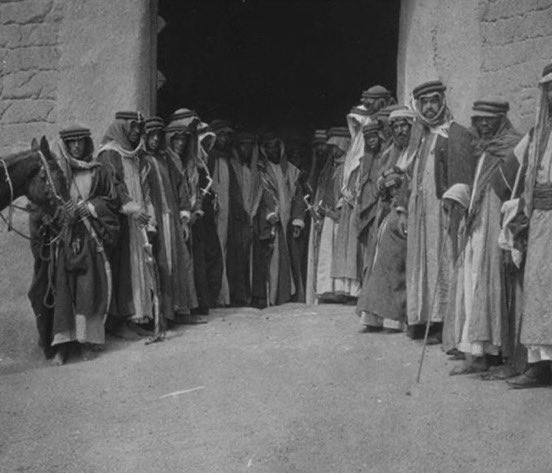 صورة التقطتها جيرترود بيل في المملكة العربية السعودية، بين فبراير ومارس 1914
رجال من قبيلة #شمر عند بوابة الدخول إلى قصر برزان