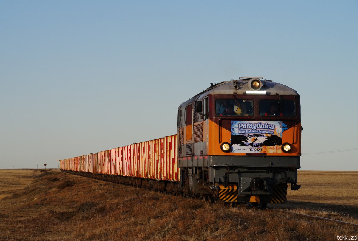 tekki_zd's tweet photo. アルゼンチン パタゴニア
アンデス山脈麓の炭鉱から港までの285kmを結ぶ、
750mmの石炭輸送専用線。
ここではブルガリアナローの機関車、BDZ Class77が活躍している。
世界最南端を走る共産型、その光景に圧倒された。 https://t.co/tUZZLUUgv3