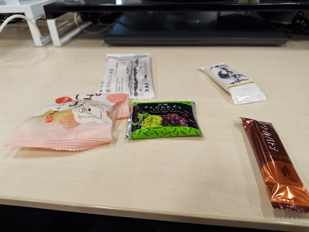 adonis_medal's tweet photo. ←4ヶ月ぶりに出社したら、机に皆様からのお土産が🤗

→オゥ…🥺 https://t.co/LBecw8x3No