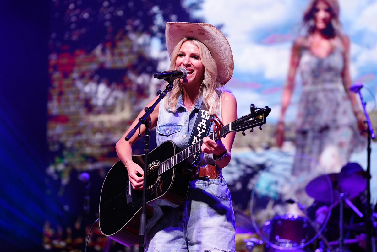 runawayjune's tweet image. Really proud to be part of last night’s Concert For Love & Acceptance at @OfficialCat10 🌈 thank you for having us @TyHerndoncom and @glaad!
📷: @GettyImages