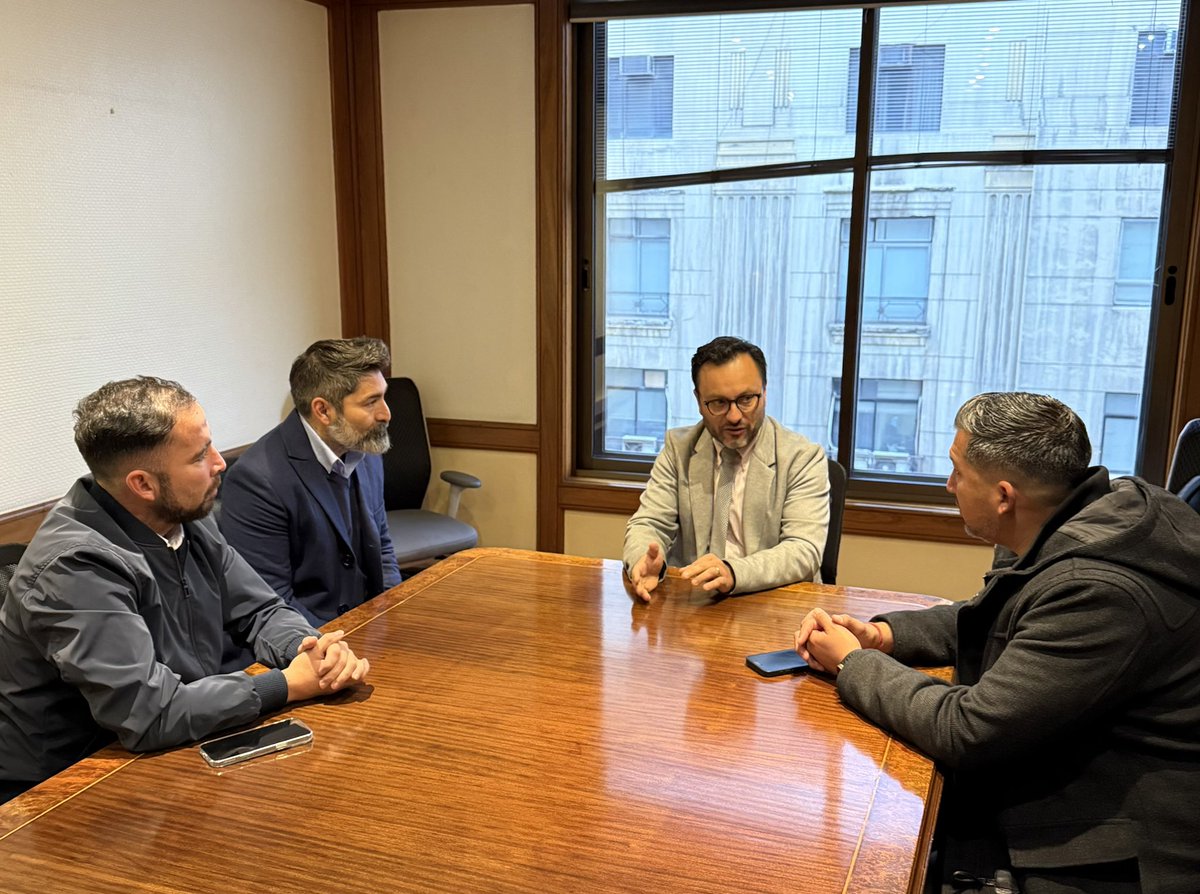 Sifup Chile (@sifup) on Twitter photo 🚨 Nos reunimos con el subsecretario de <a href="/subsegpublica/">Subsegpublica</a> , Rafael Collado, para abordar la crisis de seguridad que vive el fútbol chileno.
Agradecemos al subsecretario por la confianza para reintegrarnos a la Mesa de Programación y Seguridad que trabaja en torno a este complejo 🚨 Nos reunimos con el subsecretario de <a href="/subsegpublica/">Subsegpublica</a> , Rafael Collado, para abordar la crisis de seguridad que vive el fútbol chileno.
Agradecemos al subsecretario por la confianza para reintegrarnos a la Mesa de Programación y Seguridad que trabaja en torno a este complejo