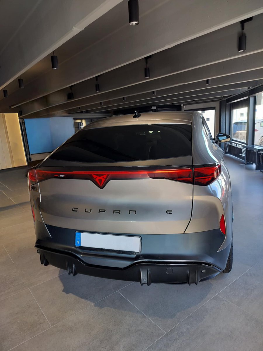 cykelpimon's tweet photo. The 2024 Cupra Tavascan v2 has an acceleration from 0 to 100 km/h in 5.8 seconds and a top speed of 127 km/h and 25.8 kilowatt hours. It has an 85 kW battery, a range of only 120 km, and supports charging power up to 22 kW, it has a type-2 connector and CCS charging. https://t.co/0xakjGb8sl
