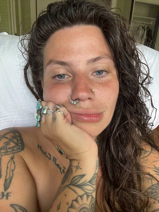 1 pic. the face:                                     the pussy: https://t.co/csbaKyHgKN