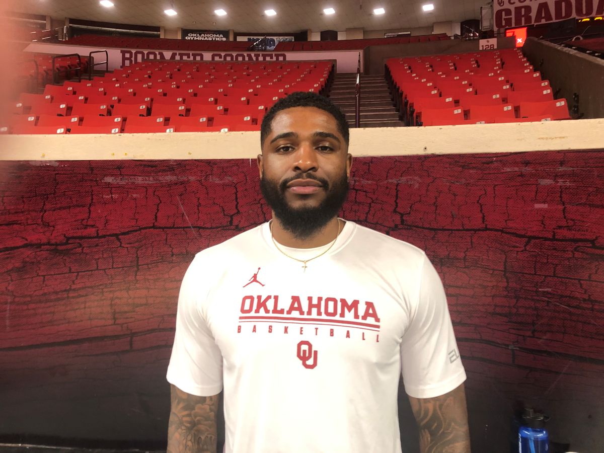 Bob Przybylo (@bprzybylo) on Twitter photo Rashard Odomes is back at #OU as a graduate assistant.
"OU means a lot to him... From the people that I talked to when he was here, everyone talked about his toughness and his energy. That’s everything that I’m about.” - Moser
on3.com/teams/oklahoma… Rashard Odomes is back at #OU as a graduate assistant.
"OU means a lot to him... From the people that I talked to when he was here, everyone talked about his toughness and his energy. That’s everything that I’m about.” - Moser
on3.com/teams/oklahoma…