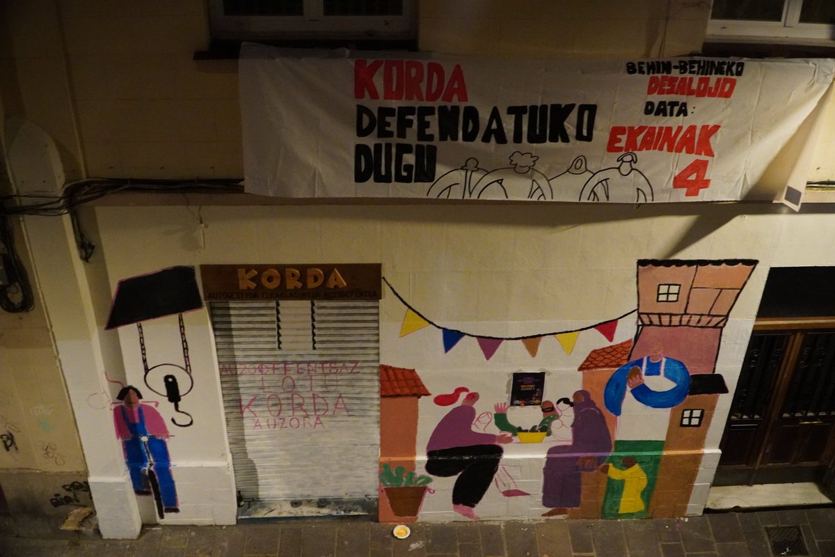 ‼️[AZKEN ORDUKOA] Ertzaintzak Pintore kalea hartu du, Kordaren desalojoa deitua dagoen eguna hasi eta gutxira. 

Hainbat kide daude barruan gordeta.