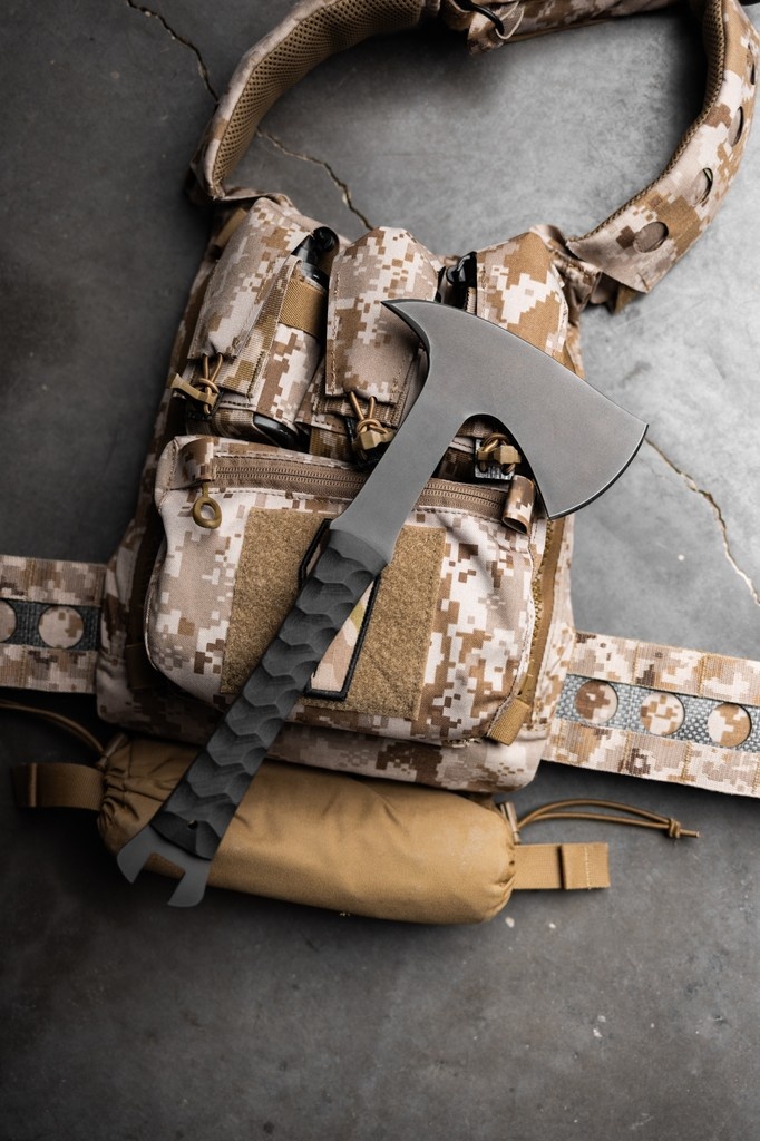 DeadAirSilencer's tweet image. Winkler Knives x Dead Air Silencers
Introducing the Dead Air Axe(DAX). Built on Winkler’s newest blade profile, These will be for sale at Blade Show this weekend, after which they'll be made available to our Asylum members first, and then put on our E-Store.