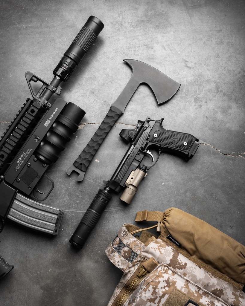 DeadAirSilencer's tweet image. Winkler Knives x Dead Air Silencers
Introducing the Dead Air Axe(DAX). Built on Winkler’s newest blade profile, These will be for sale at Blade Show this weekend, after which they'll be made available to our Asylum members first, and then put on our E-Store.