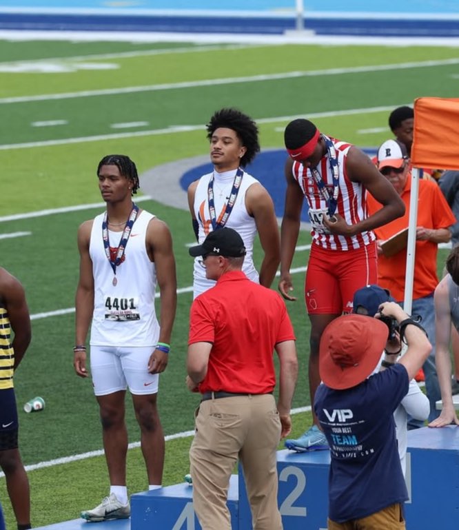 DontrellYoung9's tweet image. Finished off my Sophomore year of High school track very strong placing at State in all 3 of my events. I placed 2nd in the 200m running a 21.22, 4th in the 100m with a 10.57 and taking 8th in the 400m. Also this season I broke 7 records with in a month.( 4 meet records and 3…