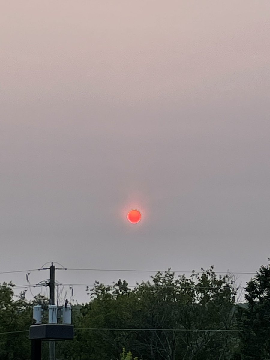 Jarpin316's tweet photo. No this is not a filter! Wildfire smoke from Canada is responsible for this red glow. Continues through Wednesday for New York https://t.co/J2AMczJT94