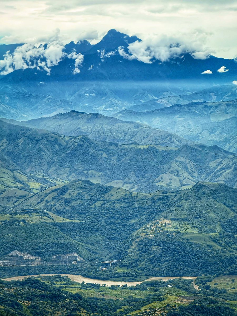 Abajo el río Cauca a una altura de 550 m.s.n.m y arriba el cerro San Nicolás, segunda montaña más alta de Antioquia a una altura de 4.040 m.s.n.m.  ⛰️📸😍✨🙌🏼🍀
Maravilloso contraste. ⛰️🥶🥵