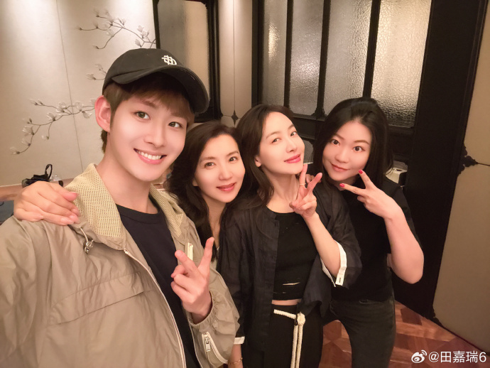 Kandelya_'s tweet photo. reuni bertiga doang?
#TianJiarui with #VictoriaSong and #ChenHao #DivasSeetheWorld2024 #花儿与少年 #DivasHitTheRoad https://t.co/f7jmL8RFbb