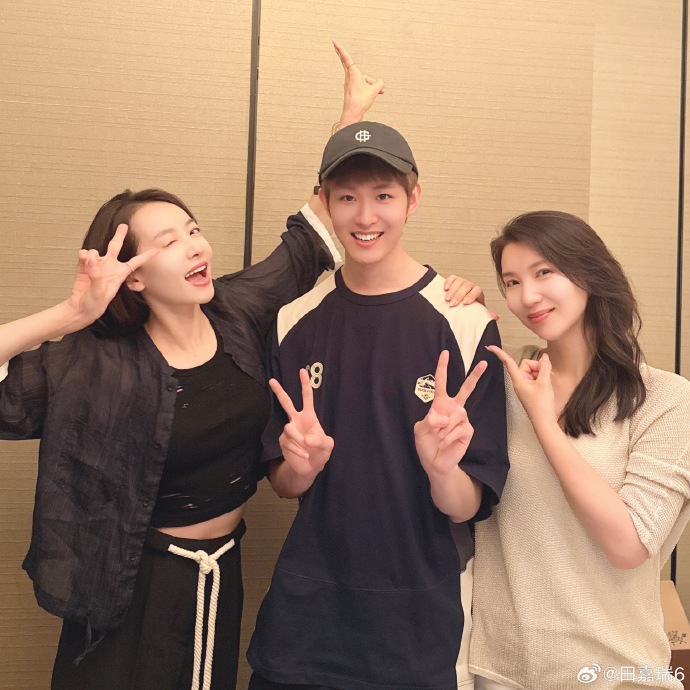 Kandelya_'s tweet photo. reuni bertiga doang?
#TianJiarui with #VictoriaSong and #ChenHao #DivasSeetheWorld2024 #花儿与少年 #DivasHitTheRoad https://t.co/f7jmL8RFbb