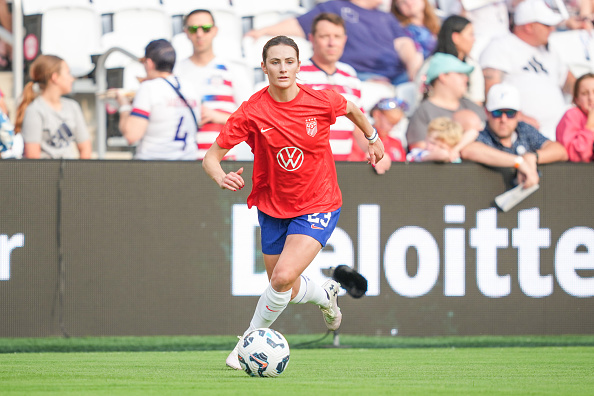 TelemundoSports's tweet photo. ⏱️ ¡Comenzó el partido!

⚽️ Estados Unidos 🇺🇸 vs. Jamaica 🇯🇲
🎙️ @andrescantorgol y @astrain_coach
📺 @nbcuniverso
📱Telemundo APP ➡️ https://t.co/LFegrd4HVT

#USWNTenTelemundo #USWNT @uswnt #USAvsJAM https://t.co/p6RqFBIrA3